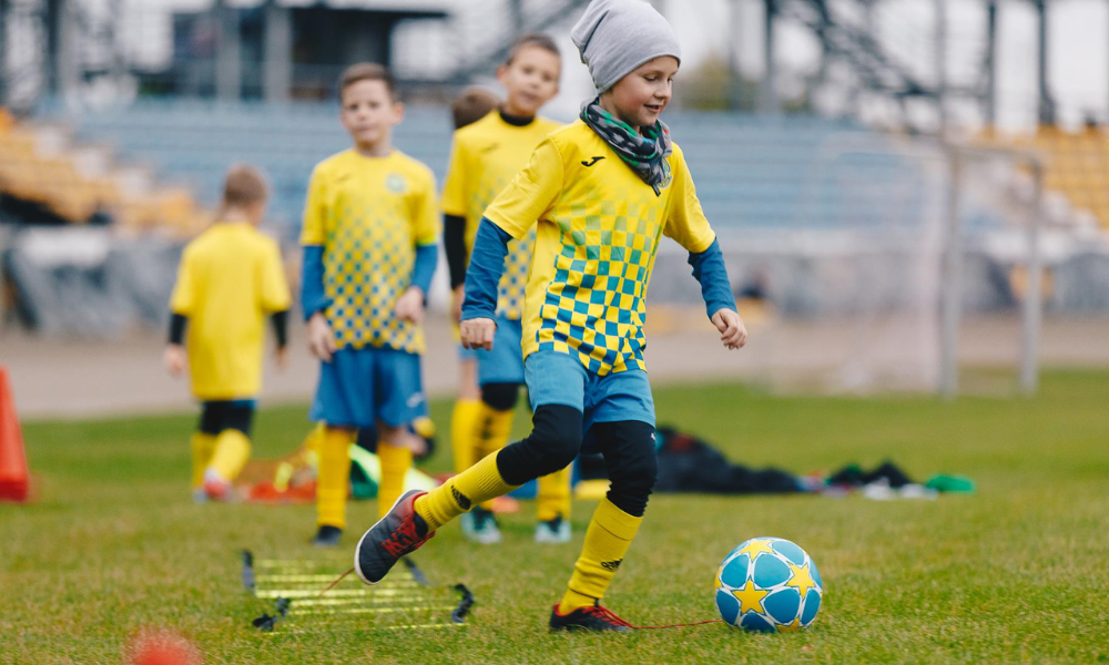 Jak ubrać dziecko na trening piłkarski zimą